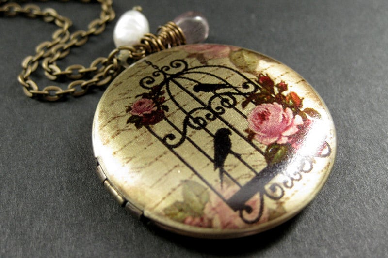 Medaillon Halskette. Vogelkäfig Charm Halskette Mit Rosa Tropfen Und Süsswasserperle. Handmade Schmuck von StumblingOnSainthood
