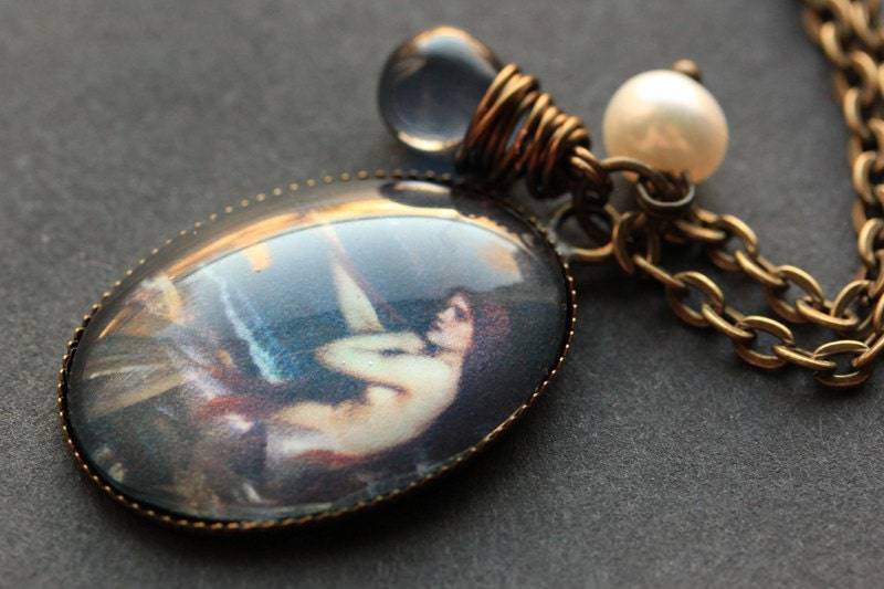 Meerjungfrau Halskette. Anhänger Mit Dunkelblauer Träne Und Süßwasserperle. Oval Charm Schmuck. Handmade von StumblingOnSainthood