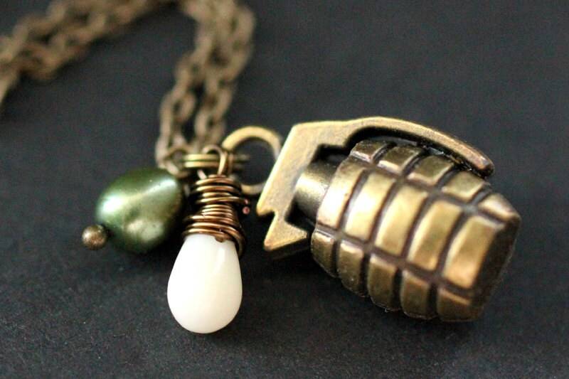 Militär Charm Halskette. Handgranaten-Halskette Mit Korallentropfen Und Armeegrüner Süßwasserperle. Kampfhalskette. Handmade Schmuck von StumblingOnSainthood