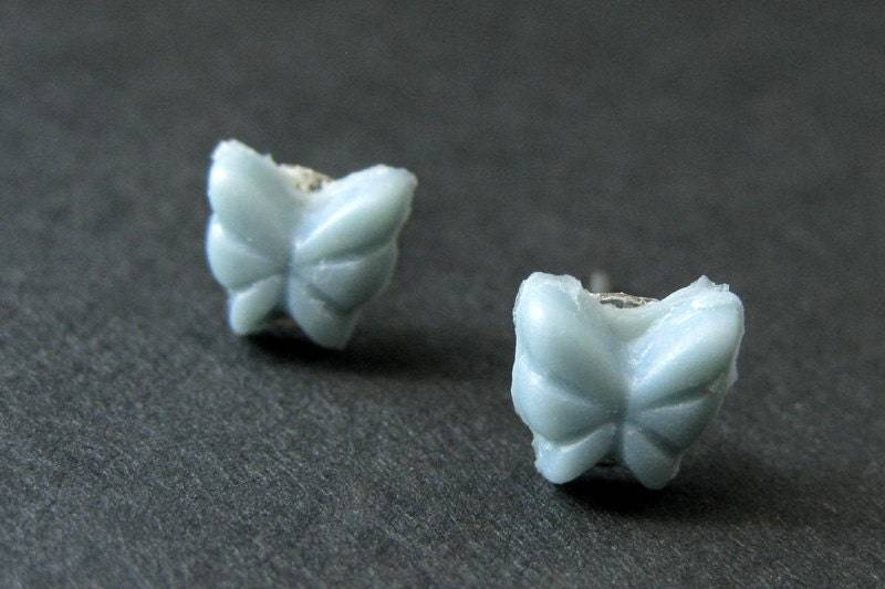 Mini Schmetterling Ohrringe. Grau Blau Blaue Silber Ohrstecker. Handmade Schmuck von StumblingOnSainthood