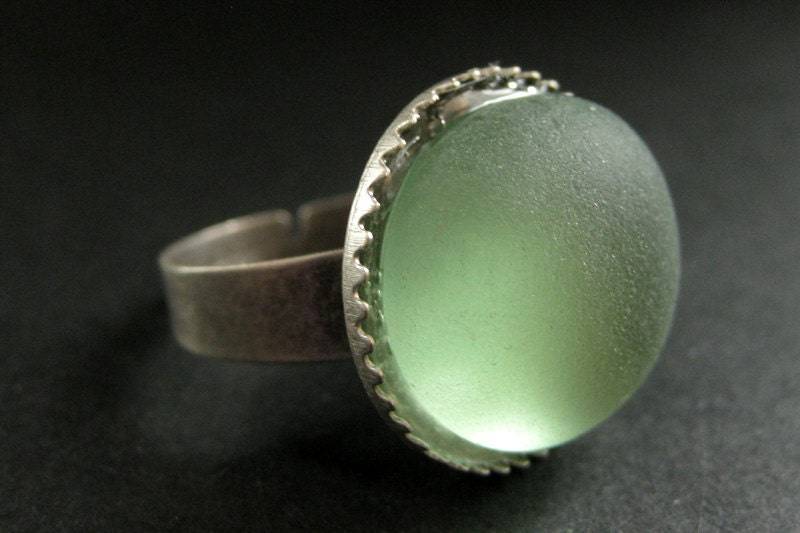Mint Grüner Frosted Glas Ring in Gealtertem Silber. Blass Grün Ring. Verstellbarer Handmade Schmuck von StumblingOnSainthood