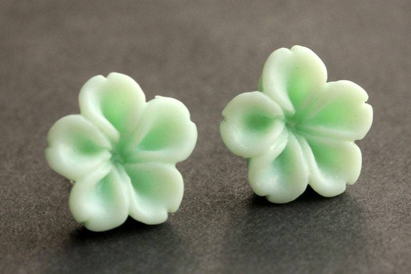 Mintgrüne Blumen Ohrringe. Aqua Grüne Silber Ohrstecker. Innie Blume Knopf Schmuck von StumblingOnSainthood