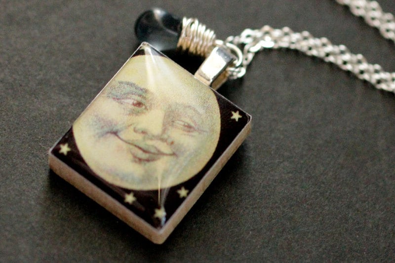 Mond Halskette. Mann Im Scrabblestein Halskette Mit Dunkelblauer Tropfen. Handmade Schmuck von StumblingOnSainthood
