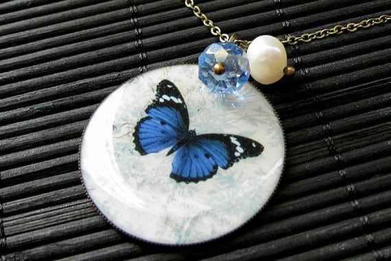 Morpho Schmetterling Kette in Bronze Mit Blauer Kristall Anhänger Und Süsswasserperle. Handmade Schmuck von StumblingOnSainthood