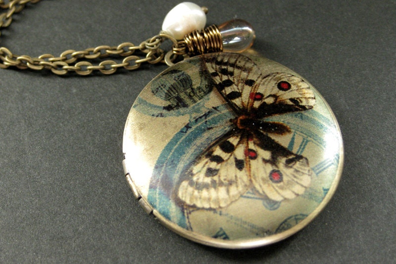 Motte Locket Halskette. Schmetterling Charm Halskette Mit Taupe Teardrop Und Süsswasserperle. Handmade Schmuck von StumblingOnSainthood