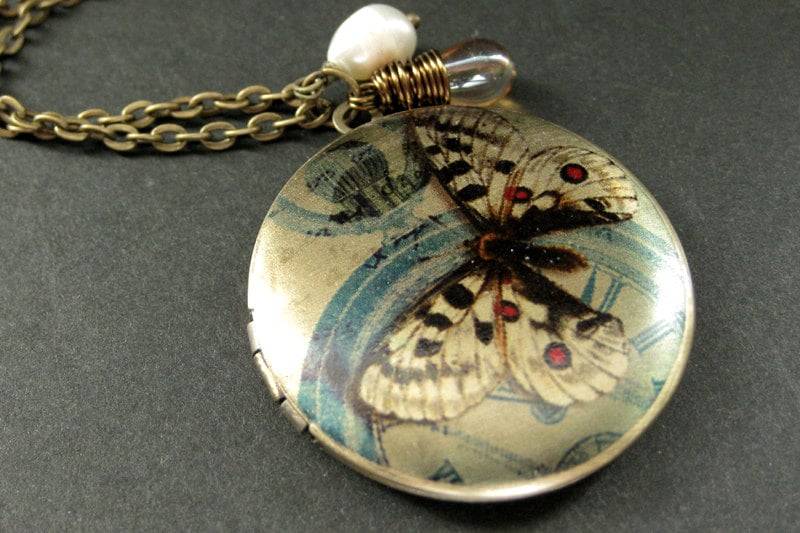 Motte Locket Halskette. Schmetterling Charm Halskette Mit Taupe Teardrop Und Süsswasserperle. Handmade Schmuck von StumblingOnSainthood