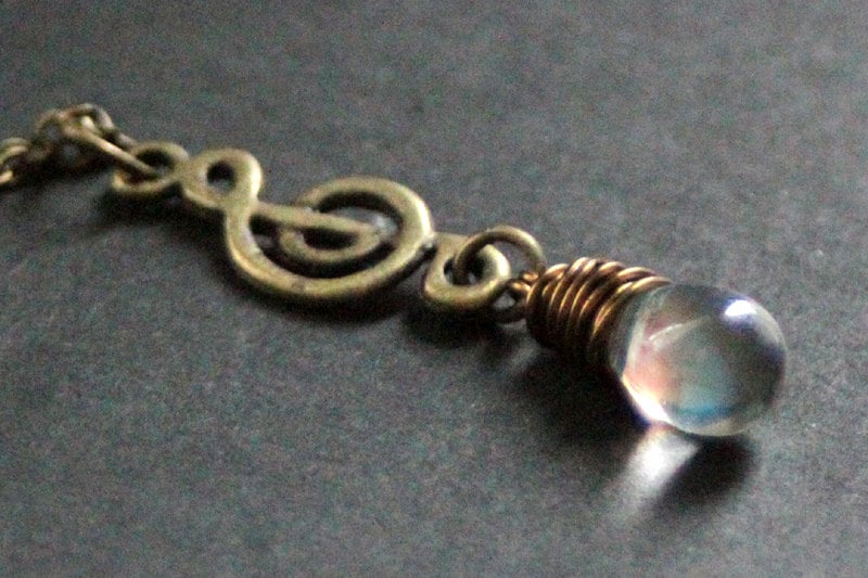 Musik Hinweis Halskette. Bronze Violinschlüssel Musiknote Teardrop Charm | Wählen Sie Ihre Farbe Handgemachter Schmuck von StumblingOnSainthood