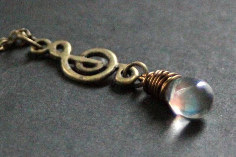 Musik Hinweis Halskette. Bronze Violinschlüssel Musiknote Teardrop Charm | Wählen Sie Ihre Farbe Handgemachter Schmuck von StumblingOnSainthood
