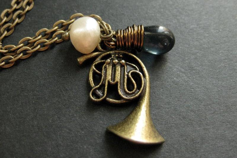 Musik-Instrument-Halskette. Horn Halskette Mit Tiefblauer Träne Und Perle. Handmade Schmuck von StumblingOnSainthood