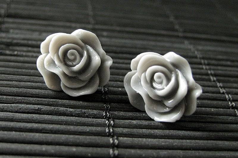 Nebel Graue Rosenohrringe in Silber Ohrstecker. Blumenschmuck Von Stumblingonsainthood. Handmade Schmuck von StumblingOnSainthood