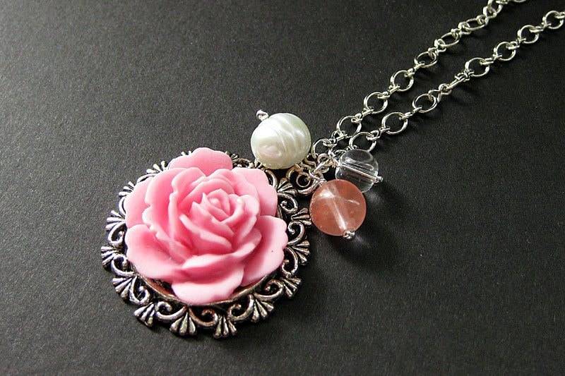 Niedliche Rosa Rosen-Charm-Kette Mit Cherryquarz Und Süsswasserperlen Charms. Handmade Schmuck von StumblingOnSainthood