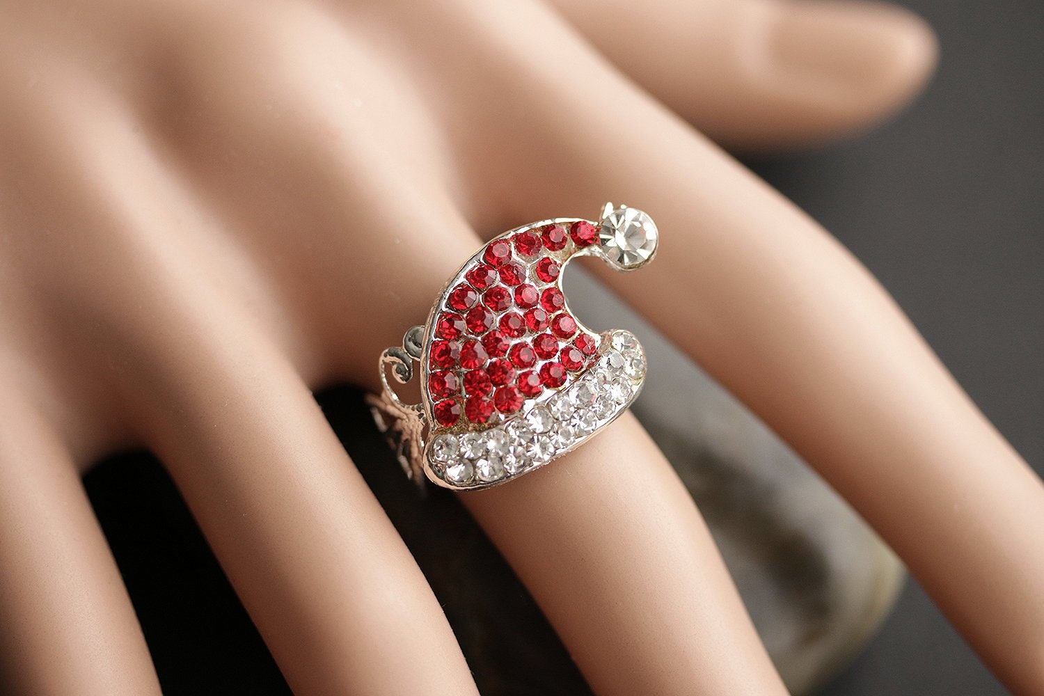 Nikolausmütze Ring. Strass-Ring. Weihnachts-Ring. Urlaub Schmuck. Verstellbarer Weihnachtsschmuck. Silber von StumblingOnSainthood