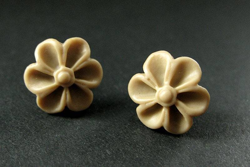 Ohrstecker in Form Von Blumen, Taupe Und Bronze Ohrsteckern. Outie Knopf Blume Schmuck. Handmade von StumblingOnSainthood