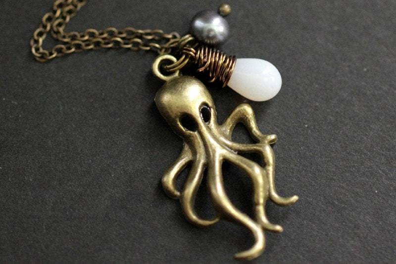 Oktopus Charm Halskette. Bronze-Oktopus-Halskette Mit Weißer Träne Und Grauer Perle. Handmade Schmuck von StumblingOnSainthood