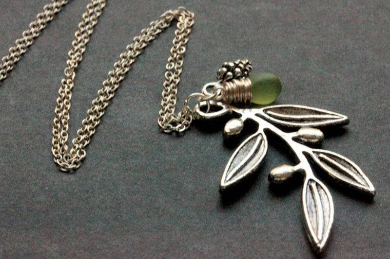 Olivenzweig Halskette Silberne Blatt-Charm-Halskette Mit Tannenzapfen Charm Und Glastropfen. | Wählen Sie Ihre Farbe Handgemachter Schmuck von StumblingOnSainthood
