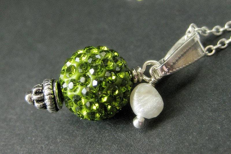 Olivgrün Halskette. Kissing Ball Strass Collier Mit Süsswasser Perle. Handmade Schmuck von StumblingOnSainthood