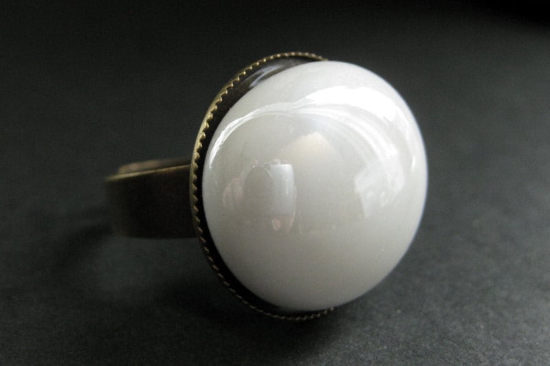 Opak Weißer Glasring in Bronze. Ring. Bronze Verstellbaren Handmade Schmuck von StumblingOnSainthood