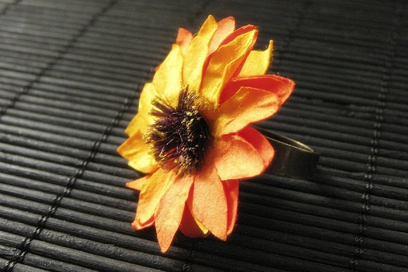 Orange Blumen Ring Mit Papier Daisy Blume Und Verstellbare Basis in Bronze. Handmade Schmuck von StumblingOnSainthood