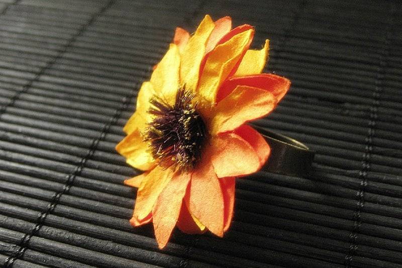 Orange Blumen Ring Mit Papier Daisy Blume Und Verstellbare Basis in Bronze. Handmade Schmuck von StumblingOnSainthood