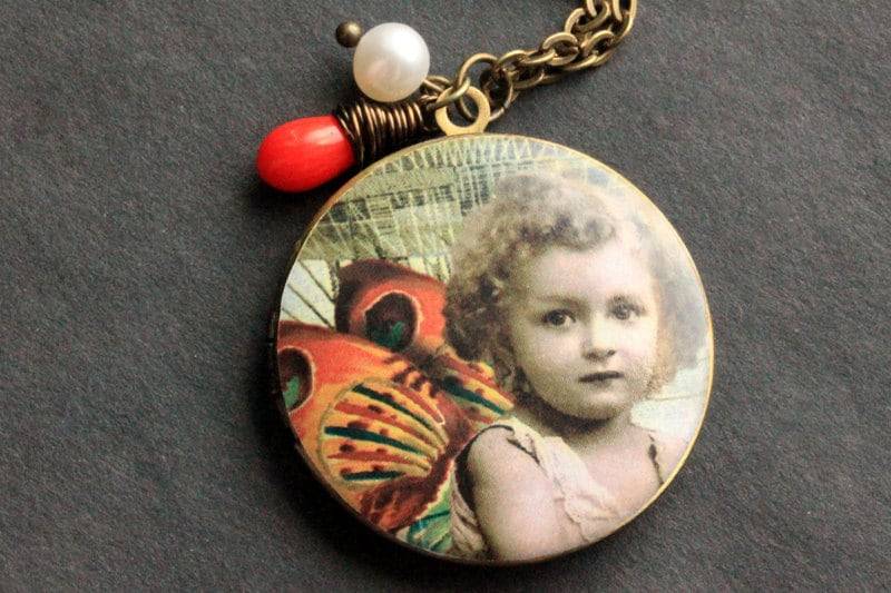 Orange Schmetterlings-Mädchen-Halskette. Geflügelte Mädchen Medaillon Halskette Mit Coral Teardrop Und Süßwasserperle. Handmade Schmuck von StumblingOnSainthood