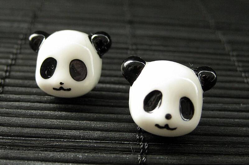 Panda Ohrringe. Schwarz Und Weiß Bär Silber Ohrstecker. Kawaii Handmade Schmuck von StumblingOnSainthood