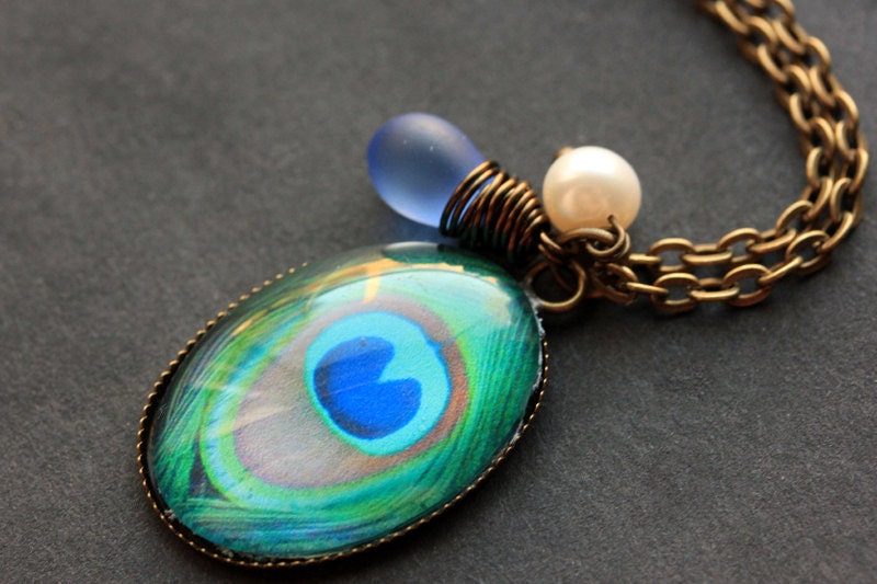 Pfauenfeder Halskette. Feder Anhänger Mit Blauer Träne Und Süßwasser Perle. Oval Charm Pfau Schmuck. Handmade von StumblingOnSainthood