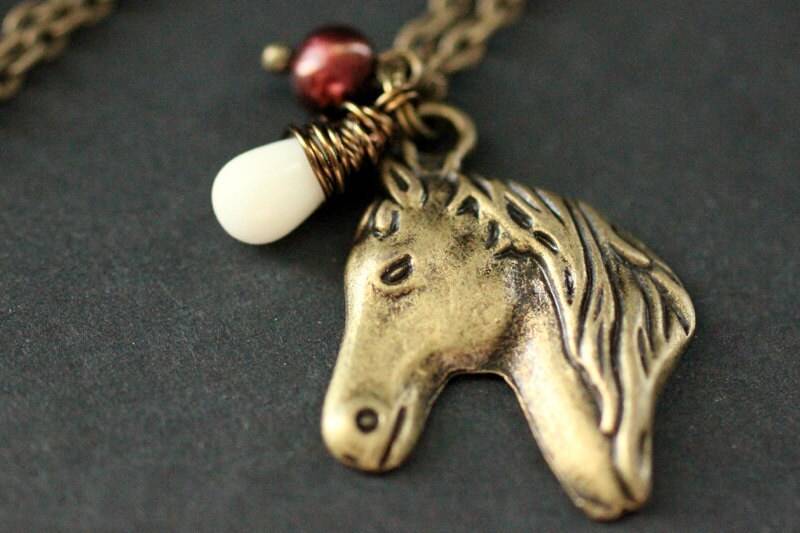 Pferd Halskette. Charm Halskette Mit Brauner Süsswasserperle Und Koralle Tropfen. Braune Pferdekopf-Halskette. Bronze Kette von StumblingOnSainthood