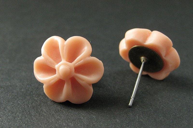 Pfirsich Blüten Ohrringe Mit Bronze Ohrsteckern. Outie Knopf Blume Schmuck. Handmade von StumblingOnSainthood