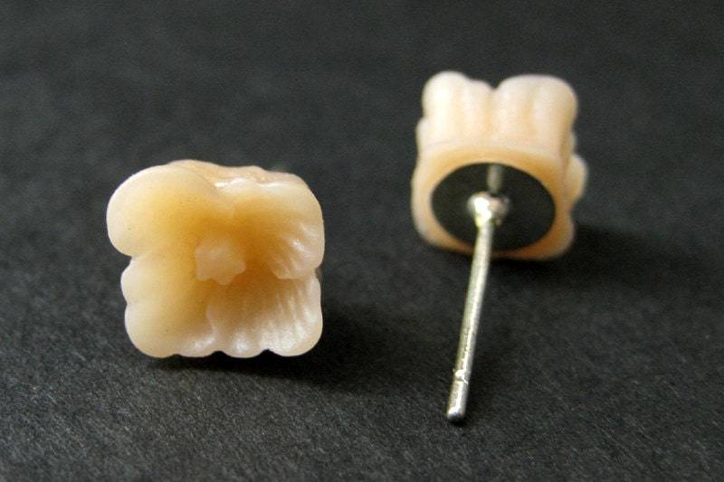 Pfirsich Hartriegel Blumen Ohrringe. Silber Ohrstecker. Blüten Handmade Schmuck von StumblingOnSainthood