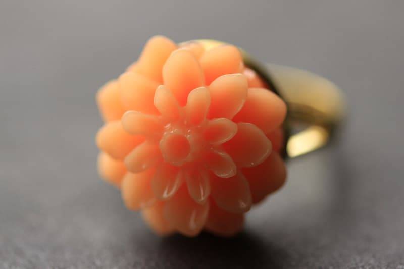 Pfirsich Mum Blume Ring. Chrysantheme Blumen-Ring. Verstellbarer Handgefertigte Blumen Schmuck von StumblingOnSainthood