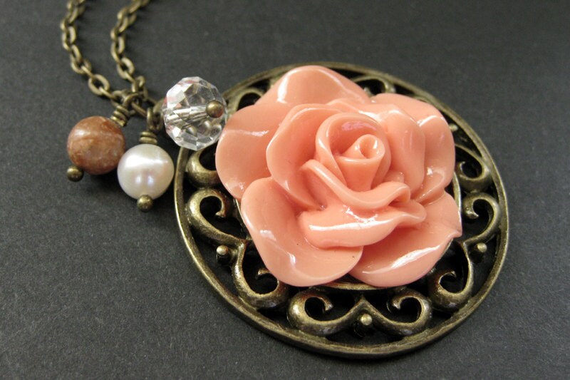 Pfirsich Rose Charm Halskette. Edelstein Blumen-Halskette. Handmade Schmuck von StumblingOnSainthood