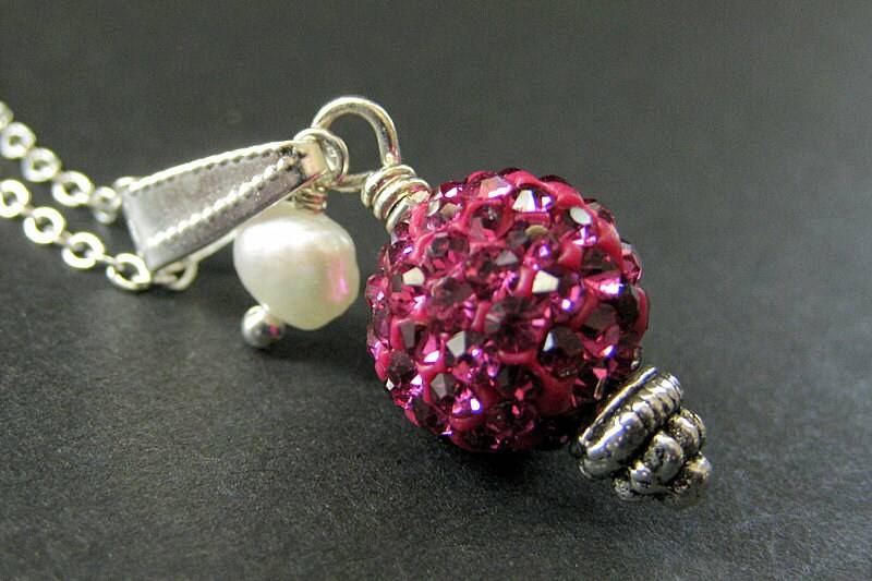 Pink Kissing Ball Halskette. Hot Halskette Strass-Kette Mit Süsswasser-Perle. Handmade Schmuck von StumblingOnSainthood