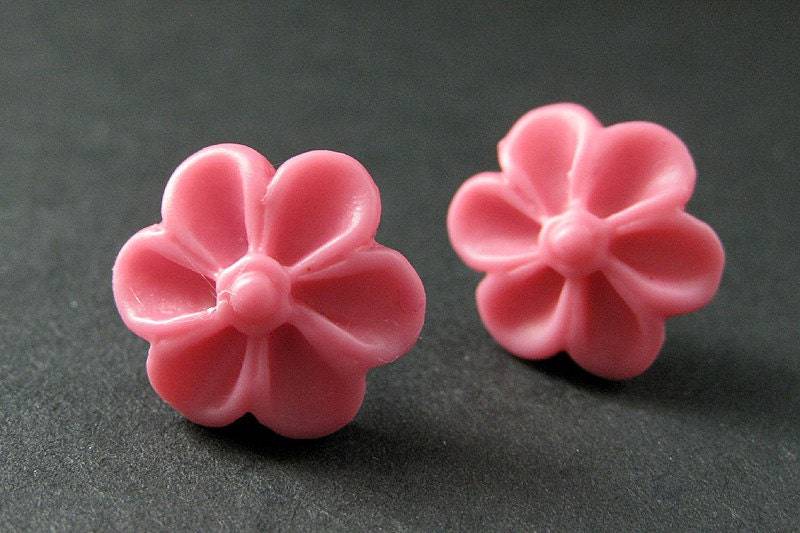 Pinke Blumen Ohrringe Mit Silber Ohrstecker. Outie Knopf Blume Schmuck. Handmade von StumblingOnSainthood