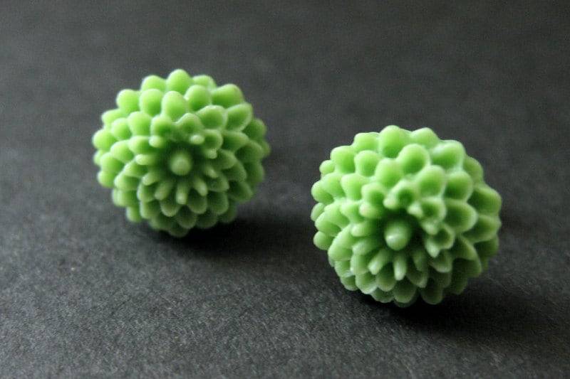 Pistaziengrüne Mini Mum Ohrringe. Grüne Silber Ohrstecker. Blumen-Ohrringe. Handmade Schmuck von StumblingOnSainthood