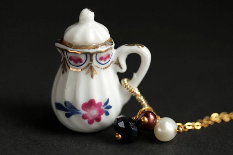 Porzellan Teekanne Halskette. Floral Halskette Mit Burgunder Perle Und Navy Blau Kristall Anhänger. Gold Handmade Schmuck von StumblingOnSainthood