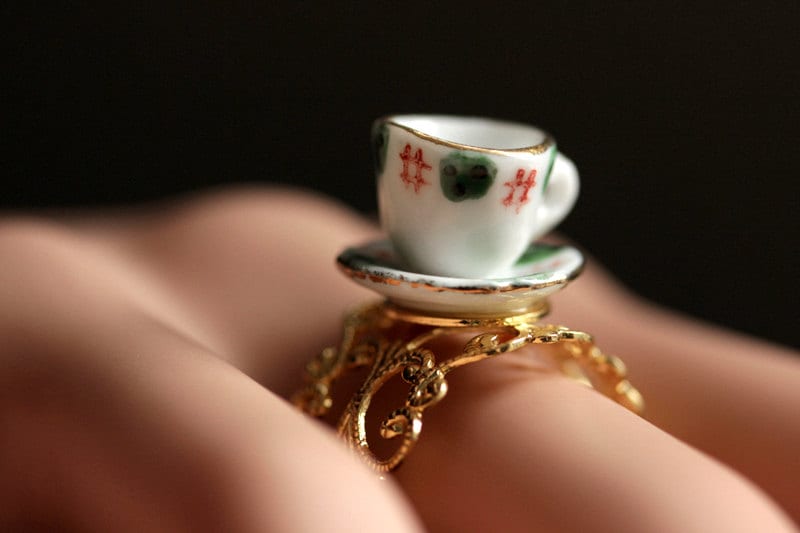 Porzellan Teetasse Ring. Kupfer Vergoldeter Miniatur Gold Filigrane Verstellbaren Handmade Schmuck von StumblingOnSainthood
