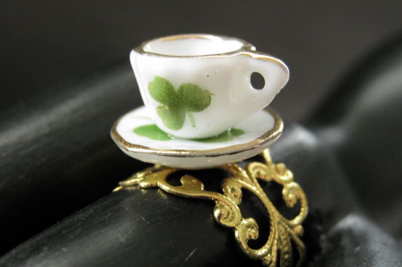 Porzellan Teetasse Ring. Teetassen Ring Mit Grünem Kleeblatt. Gold Filigrane Verstellbaren Handmade Schmuck von StumblingOnSainthood