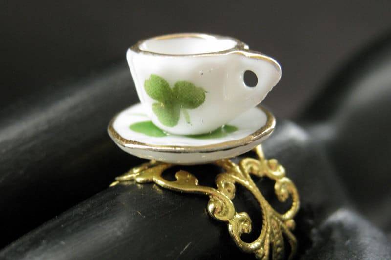 Porzellan Teetasse Ring. Teetassen Ring Mit Grünem Kleeblatt. Gold Filigrane Verstellbaren Handmade Schmuck von StumblingOnSainthood