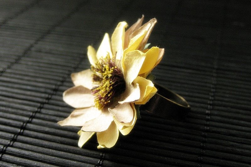 Puddinggelber Blumenring Mit Gänseblümchenblume Aus Papier Und Verstellbarer Ringbasis. Handmade Schmuck von StumblingOnSainthood