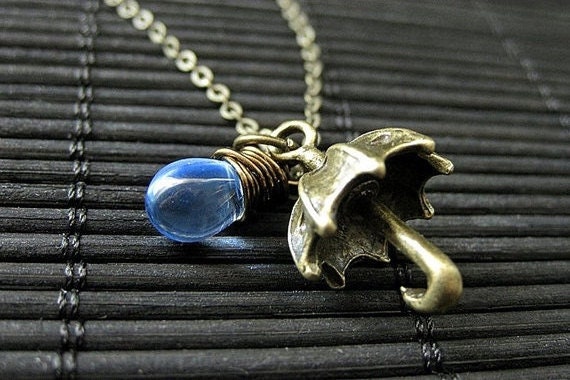 Rainy Day Regenschirm Halskette in Bronze Mit Draht Gewickelt Blau Tropfen. Handmade Schmuck von StumblingOnSainthood