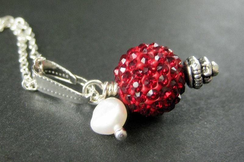 Red Kissing Ball Halskette. Rote Strasskette Mit Süsswasserperle. Handmade Schmuck von StumblingOnSainthood