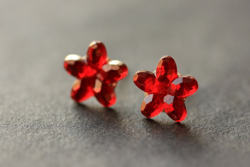 Red Sparkle Blumen Ohrringe. Rote Silber Ohrstecker. Post Handgefertigte Handmade Schmuck von StumblingOnSainthood