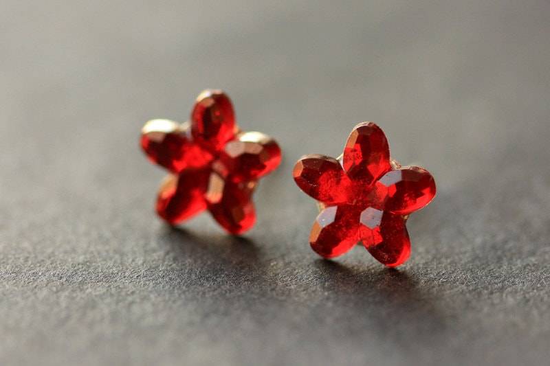 Red Sparkle Blumen Ohrringe. Rote Silber Ohrstecker. Post Handgefertigte Handmade Schmuck von StumblingOnSainthood