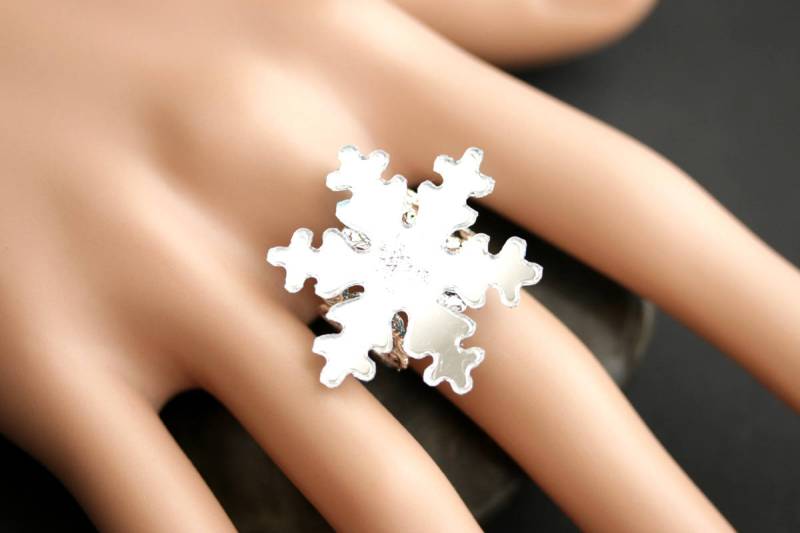 Reflektierende Schneeflocke Als Ring. Gespiegelter Schneeflockenring. Weihnachtsschmuck. Silber Verstellbarer Winter-Ring. Handmade Schmuck von StumblingOnSainthood
