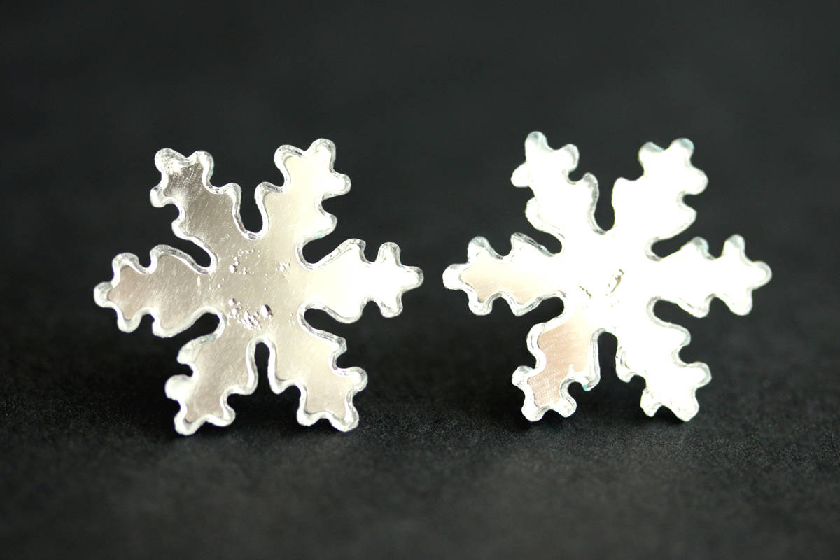 Reflektierende Schneeflocke Ohrringe. Winter Spiegel-Schnee-Flocken-Ohrringe. Silber Ohrstecker. Schnee Winterschmuck von StumblingOnSainthood