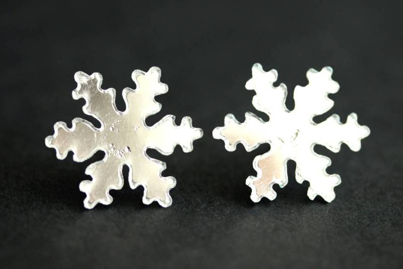 Reflektierende Schneeflocke Ohrringe. Winter Spiegel-Schnee-Flocken-Ohrringe. Silber Ohrstecker. Schnee Winterschmuck von StumblingOnSainthood