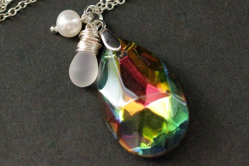 Regenbogen-Kristallhalskette. Kristall Teardrop Halskette Mit Glastropfen Und Süsswasserperle. Regenbogen Halskette. Handmade Schmuck von StumblingOnSainthood