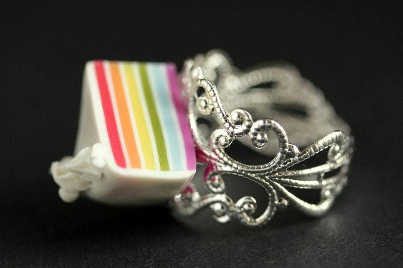 Regenbogen Kuchen Ring. Essen Verstellbar Ring in Silber Filigree. Schmuck. Fimo Handmade Schmuck von StumblingOnSainthood