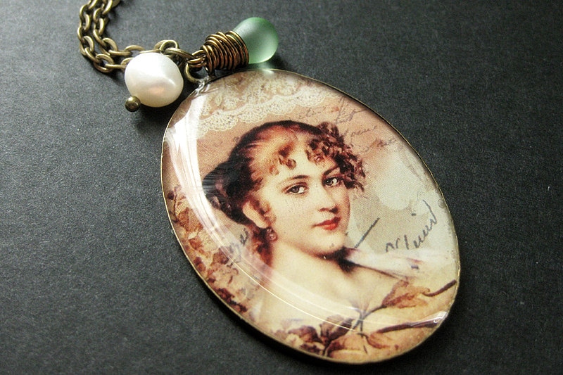 Renaissance Rothaarige Halskette. Frauen Charm Halskette Mit Grün Teardrop Und Perle. Handmade Schmuck von StumblingOnSainthood