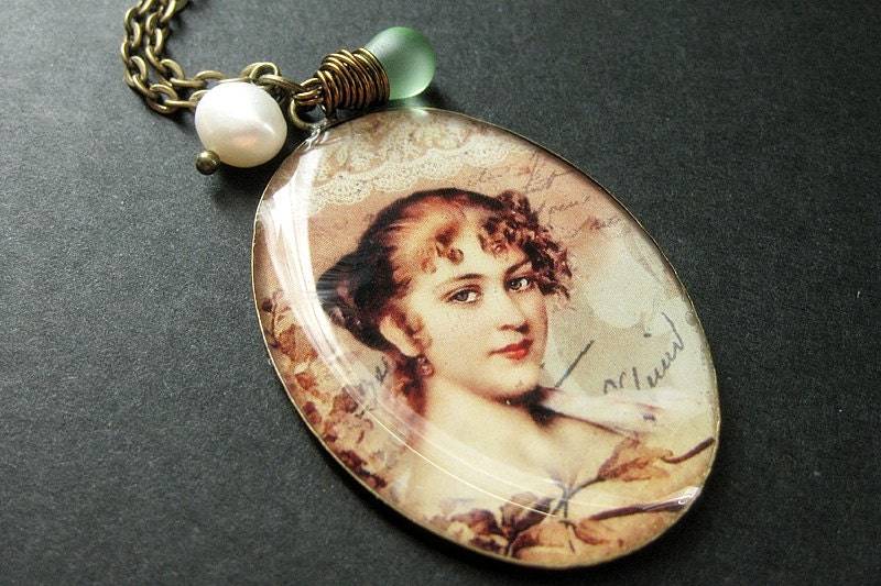Renaissance Rothaarige Halskette. Frauen Charm Halskette Mit Grün Teardrop Und Perle. Handmade Schmuck von StumblingOnSainthood